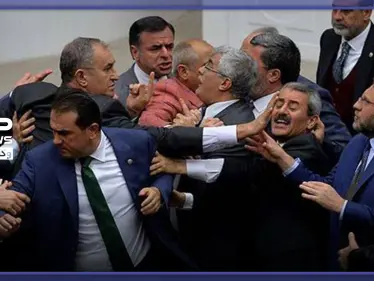 بالفيديو|| تزامنًا مع المعارك العنيفة.. إدلب تتسبب باشتباكات تحت قبة البرلمان التركي - وكالة ستيب نيوز