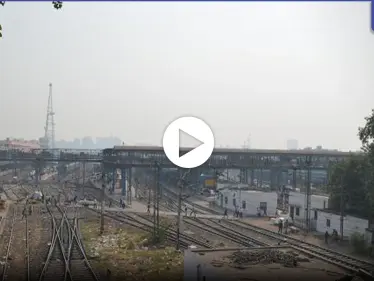 بالفيديو|| لحظات تخطف الأنفاس.. انتزاع طفل من السكة الحديدية قبل وصول القطار بثوان قليلة - وكالة ستيب نيوز