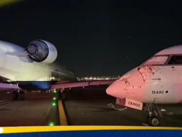 اصطدام طائرتين في مطار أمريكي.. شاهد ما حدث (فيديو) - وكالة ستيب نيوز