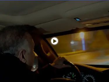 بالفيديو|| متظاهرون غاضبون يحاصرون موكب رئيس الوزراء العراقي ويرمونه بالحجارة - وكالة ستيب نيوز