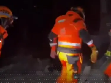 بالفيديو || تقنية "غريبة" يستخدمها عمال الإنقاذ الصينيين في البحث عن ناجين من زلزال تركيا - وكالة ستيب نيوز