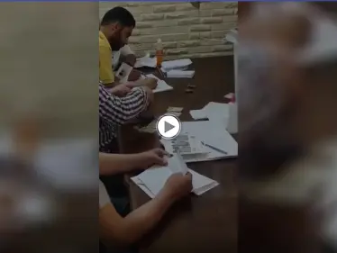 بالفيديو || "نحنا مننتخب عنك".. فضيحة تزوير علني في إحدى مراكز الاقتراع في سوريا - وكالة ستيب نيوز