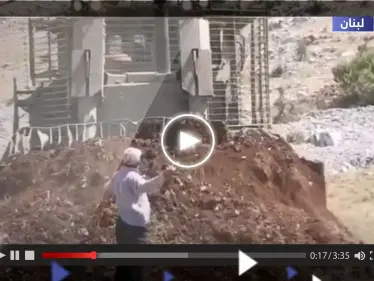 بالفيديو|| مشهد بطولي يخطف الأنظار.. لبناني يتصدى لجرافة إسرائيلية بجسده - وكالة ستيب نيوز