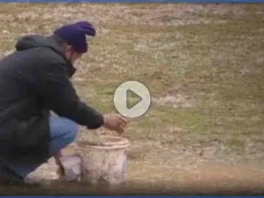 بالفيديو|| تنشيف المعلب بالإسفنجة.. مباراة كرة قدم في طرطوس تُلعب في الوحل والجمهور يحاول إنقاذ الموقف - وكالة ستيب نيوز