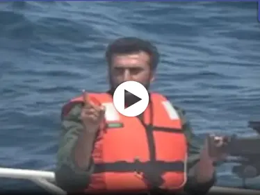 بالفيديو || الأولى منذ عام... مواجهة بحرية ساخنة بين سفن إيرانية وأمريكية في الخليج - وكالة ستيب نيوز