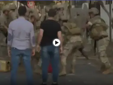 مواجهات بين المتظاهرين والجيش اللبناني والأخير يقبض على أحدهم ويسحله (فيديو) - وكالة ستيب نيوز