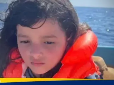 وسط البحر.. طفلة وحيدة في رحلة هجرة غير شرعية تشغل الليبيين - وكالة ستيب نيوز