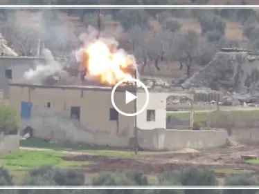 بالفيديو|| صاروخ موجه من فصائل المعارضة يحول عناصر قوات النظام السوري جنوبي إدلب لأشلاء! - وكالة ستيب نيوز