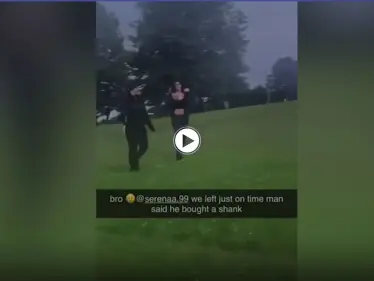 بالفيديو|| لحظات مرعبة لقيام شاب مقنع بالهجوم على المارة داخل حديقة  في لندن قبل أن يسقط مراهق جراء تلقيه الطعنات - وكالة ستيب نيوز