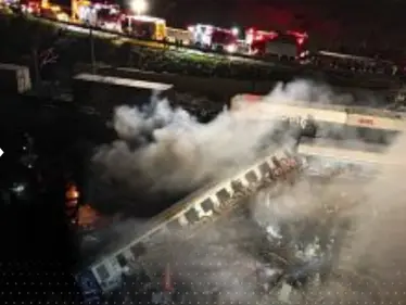 بالفيديو|| تصادم قطارين في اليونان يودي بحياة العشرات في أسوأ 