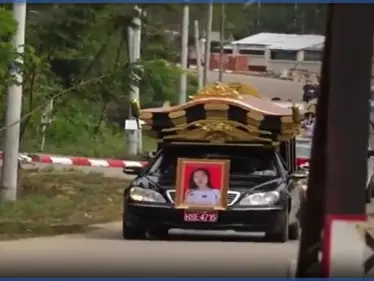 بالفيديو|| آلاف يشاركون بجنازة أول متظاهرة قُتلت بالرصاص خلال احتجاجات ميانمار.. وإدانات دولية - وكالة ستيب نيوز