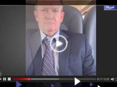 شاهد|| صحافي يفاجئ سيناتور أمريكي داخل قطار بسؤال عن دعم إسرائيل لقتل أطفال غزة.. والأخير يرد - وكالة ستيب نيوز