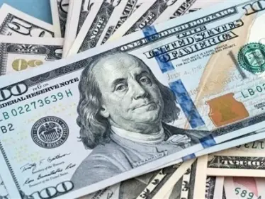 الدولار الأمريكي يرتفع ويسجّل أعلى مستوى منذ عام بسبب ارتفاع عوائد سندات الخزانة الأمريكية - وكالة ستيب نيوز