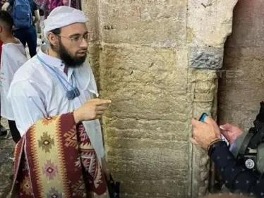 بالفيديو|| متنكراً بزي إسلامي.. لحظة ضبط مستوطن وهو يحاول اقتحام المسجد الأقصى - وكالة ستيب نيوز