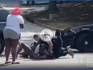 بالفيديو|| غضب بأمريكا على عنصرية السُلطات.. شرطي يضرب بعنف رجل أسود أمام صديقته وطفلها - وكالة ستيب نيوز