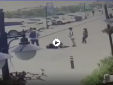 بالفيديو|| رجل سوري يبرح زوجته ضرباً وسط الشارع في اسطنبول ويهاجم الأتراك والسلطات تتدخل - وكالة ستيب نيوز