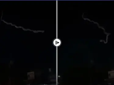 بالفيديو|| مشهد مروع لــ ثعبان في الفلبين معلق بين السماء والأرض بسوق عام ويزحف على الأسلاك الكهربائية - وكالة ستيب نيوز