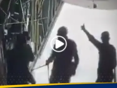 أثناء عملية إنزال مساعدات لـ غزة.. شاهد ما التقطه عنصر من القوات الأردنية - وكالة ستيب نيوز