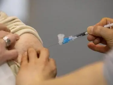 وكالة الأدوية الأوروبية تراجع لقاحاً لكورونا معتمد في أوروبا بعد تقارير عن تسببه بجلطات مميتة - وكالة ستيب نيوز