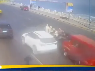 مشهد مروع.. ميكروباص يدهس عددا من المارة على كورنيش الإسكندرية بمصر (فيديو) - وكالة ستيب نيوز