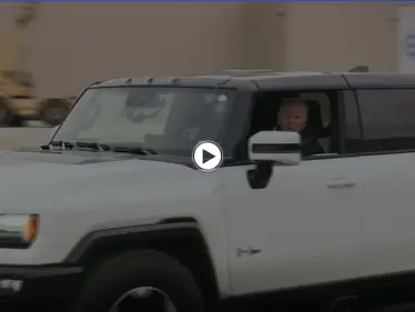 بالفيديو|| جو بايدن يثير الجدل بحركة للمراهقين أثناء تجربته لسيارة هامر الكهربائية فائقة السرعة ويدعو الصحفيين للقفز على السطح - وكالة ستيب نيوز