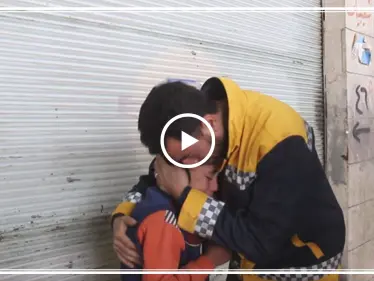 شاهد بالفيديو|| "خلوني شوف بابا".. لحظات مؤثرة بوداع أطفال لوالدهم المتطوع بالدفاع المدني قبل دفنه - وكالة ستيب نيوز