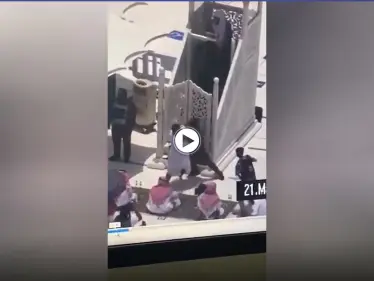 بالفيديو|| القبض على رجل اقتحم منبر الإمام في مكة المكرمة أثناء صلاة الجمعة - وكالة ستيب نيوز