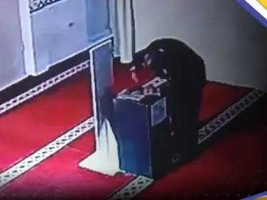 بالفيديو || كاميرات مراقبة تلتقط لصاً يتظاهر بالصلاة لسرقة أموال التبرعات في مسجد - وكالة ستيب نيوز