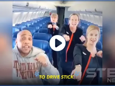 بالفيديو|| راكب وحيد على متن طائرة يرقص مع المضيفات في تحدي "تيك توك" - وكالة ستيب نيوز