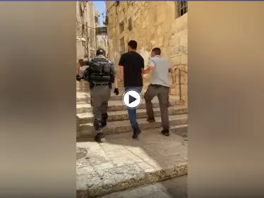 بالفيديو|| طفلة مقدسية تسأل عن "لعبتها" أثناء اعتقال القوات الإسرائيلية لوالدها.. والأب يجيب بـ "ابتسامة" - وكالة ستيب نيوز