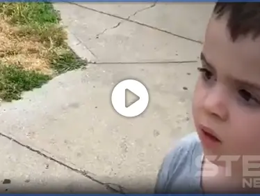 بالفيديو|| ردة فعل طريفة لطفل التقى صديقة المقرب بمفاجأة بعد غياب أشهر بسبب كورونا - وكالة ستيب نيوز