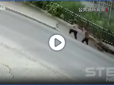 "انشقت الأرض وبلعتن".. شاهد بالفيديو كيف تنشق الأرض فجأةً وتبتلع امرأتين في غوانزو الصينية - وكالة ستيب نيوز