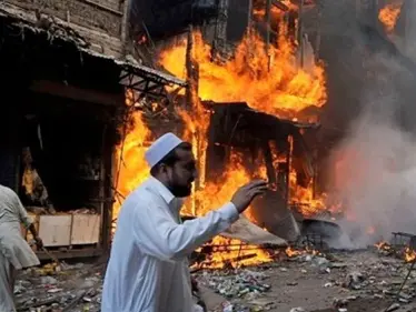 بالفيديو|| انفجار عنيف يضرب موكباً شيعياً في باكستان يخلّف عشرات المصابين والضحايا - وكالة ستيب نيوز