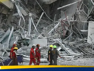 مفاجأة من ميانمار.. انتشال رجل حي قضى 5 ايام تحت الركام بعد الزلزال المدمر - وكالة ستيب نيوز