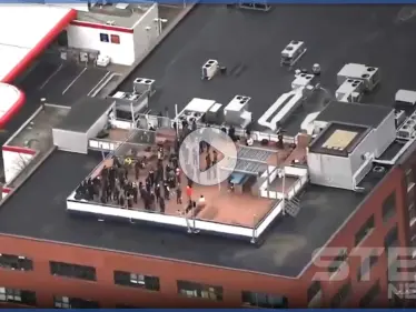 بالفيديو|| الشرطة الكندية تستنفر بعد احتجاز رهائن على سطح أحد المباني.. وتكشف الحقيقة - وكالة ستيب نيوز