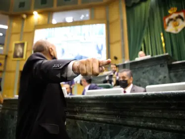 بالفيديو|| جدال حاد في مجلس النواب الأردني ونائب يطرد رئيس الوزراء من الجلسة احتجاجاً - وكالة ستيب نيوز