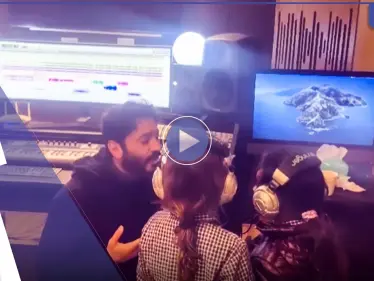 شاهد|| تامر حسني يغني مع أبنائه الثلاثة لأول مرة في أغنيته الجديدة 