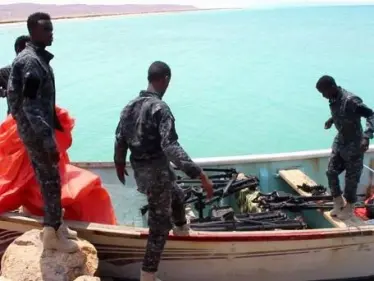 البحرية الأمريكية تصادر أسلحة مهربة قبالة سواحل الصومال.. ومسؤول يكشف وجهتها - وكالة ستيب نيوز
