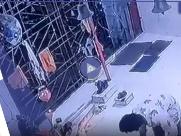 بالفيديو|| في حادثة طريفة.. لص يسرق صندوق التبرعات ويهرب به بعد تأديته الصلاة وكاميرا المراقبة تكشفه - وكالة ستيب نيوز