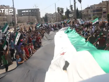 مظاهرة في مدينة إدلب ضد نظام الأسد وتاكيداً على استمرار الحراك السلمي للثورة السورية - وكالة ستيب نيوز
