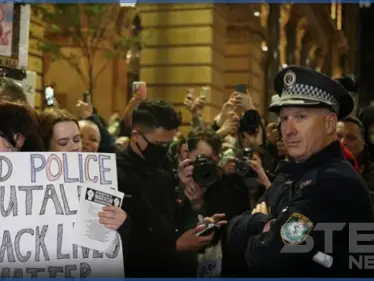 في مشهدٍ غريب.. متظاهرون بيض يُقَبِلون أقدام متظاهرين سود في أمريكا (فيديو) - وكالة ستيب نيوز