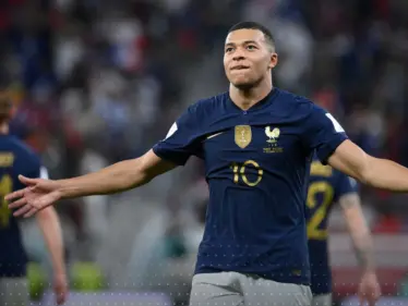 شاهد|| مبابي يُسجّل هدف خرافي من منتصف الملعب.. ويعلّق على وصوله للهدف رقم 300 في مسيرته - وكالة ستيب نيوز