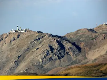 شاهد|| إسرائيل تدمر مقر القيادة المركزي لجبل الشيخ كان لنظام الأسد.. و