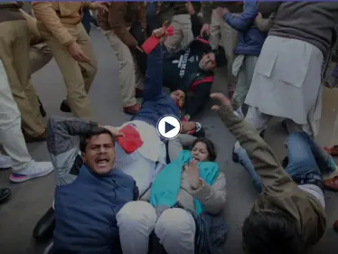 بالفيديو|| هندوسية تضرب مسلماً داخل قطار وشبان هندوس يعذبون امرأتين مسلمتين ويدمرون متجراً - وكالة ستيب نيوز