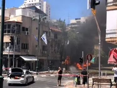 بالفيديو|| اندلاع حرائق وسقوط ضحايا إسرائيليين جراء القصف الصاروخي على تل أبيب - وكالة ستيب نيوز