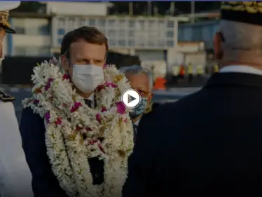 بالفيديو|| ماكرون يغرق بالورد حتّى الركب ومقاطع توضّح حقيقة 