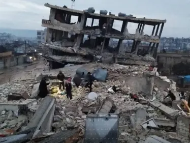 مشاهد موجعة من بلدة سورية لصرخات العالقين تحت الأنقاض جراء الزلزال المدمر - وكالة ستيب نيوز