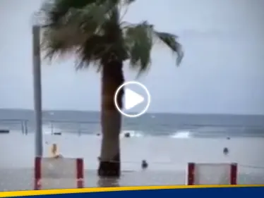 شاهد|| بسبب الرياح "العاتية".. أمواج البحر تجتاح بعض شوارع مدينة جدة السعودية - وكالة ستيب نيوز