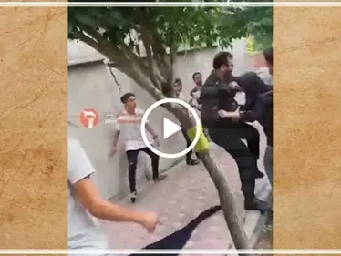 ضاربًا رأسها بالأرض.. شرطي إيراني يعتدي على فتاة لعدم ارتدائها الحجاب (فيديو) - وكالة ستيب نيوز