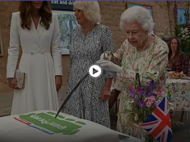 بالفيديو|| بحضور نساء القصر الثلاث.. الملكة إليزابيث تصر على قطع الحلوى بالسيف وتثير موجة من الضحك - وكالة ستيب نيوز